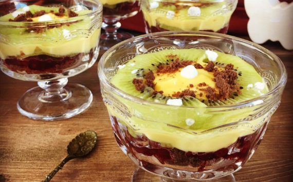 KIWI DESSERT CON CREMA PASTICCERA E BISCUITS AL CACAO