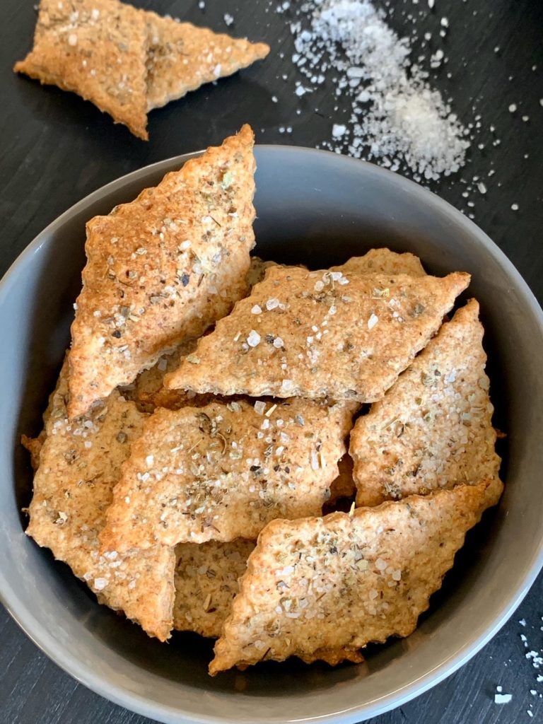 CRACKERS INTEGRALI AL ROSMARINO e SALVIA - DOLCEMENTE CON MAGDA