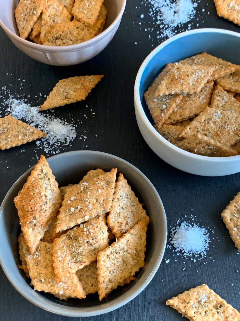 CRACKERS INTEGRALI AL ROSMARINO e SALVIA - DOLCEMENTE CON MAGDA