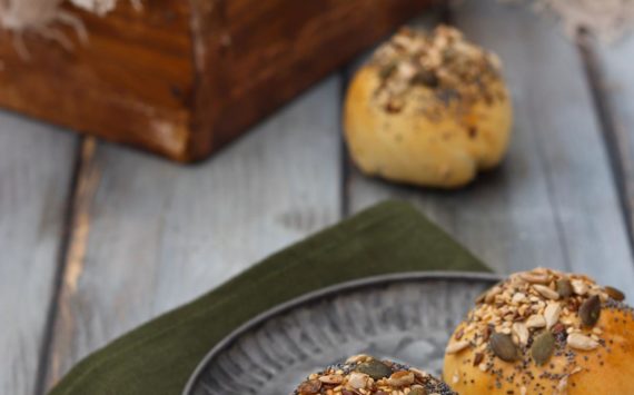 BOTTONI DI PANE AI SEMI SENZA LIEVITAZIONE