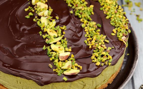 CHEESECAKE ALLA PASTA DI PISTACCHIO E GANACHE AL CIOCCOLATO