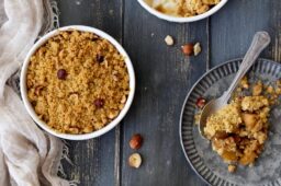 CRUMBLE ALLE MELE CON CANNELLA E NOCCIOLE