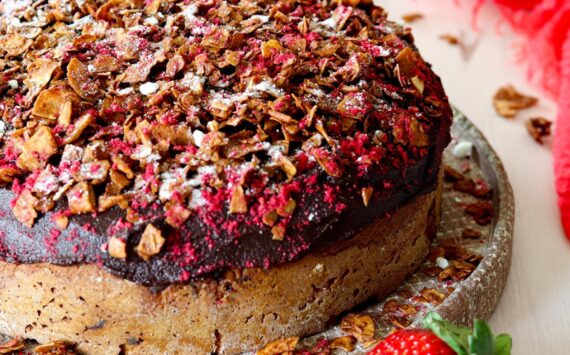 TORTA CON FARINA AL COCCO, SCIROPPO DI FIORI DI COCCO E FRAGOLE