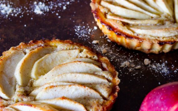 CROSTATINE MELA E CANNELLA CON FRANGIPANE DI NOCCIOLE