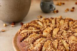 TORTA AL CIOCCOLATO CON PERE E NOCCIOLE